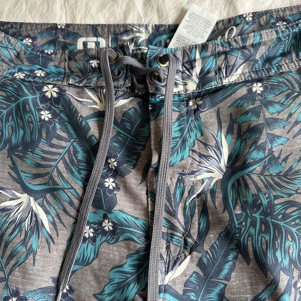 Travis Mathew Men's Swim Trunks - Black and Green EUC